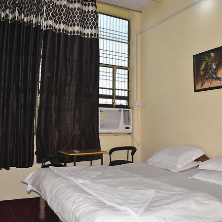 Om Rest House Hotell Varanasi Exteriör bild