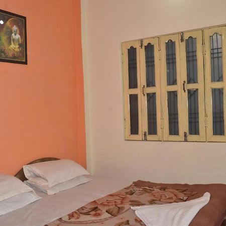 Om Rest House Hotell Varanasi Exteriör bild