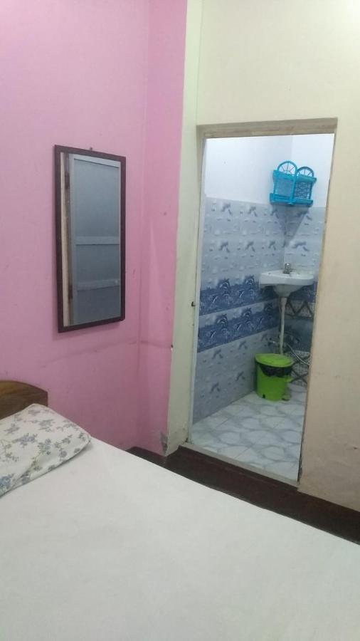 Om Rest House Hotell Varanasi Exteriör bild