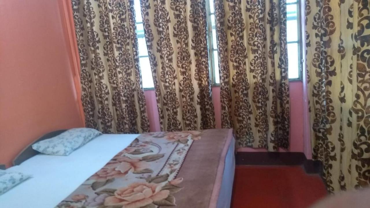 Om Rest House Hotell Varanasi Exteriör bild