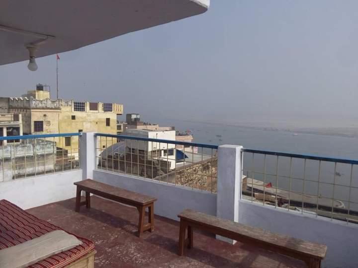 Om Rest House Hotell Varanasi Exteriör bild