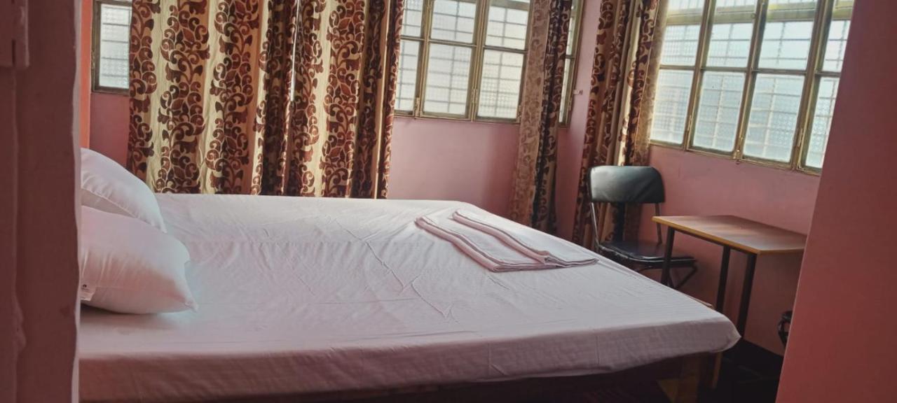 Om Rest House Hotell Varanasi Exteriör bild