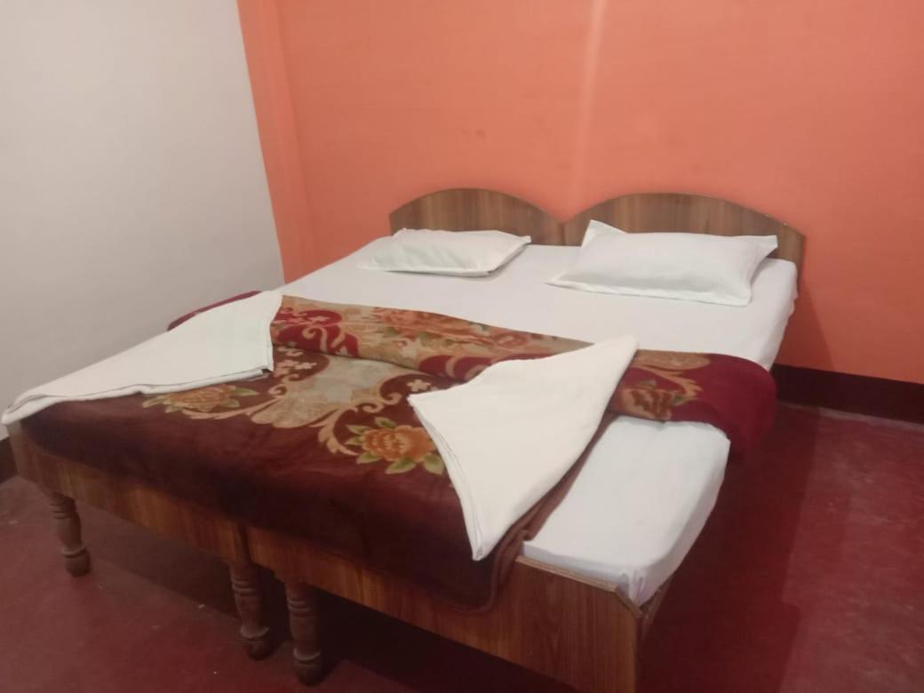 Om Rest House Hotell Varanasi Exteriör bild