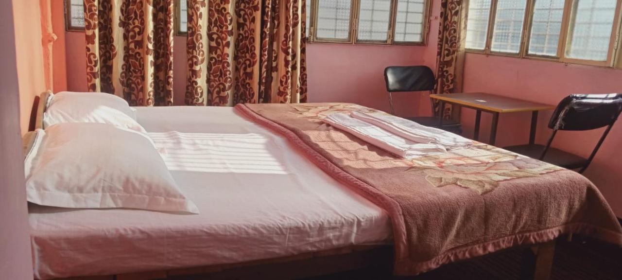 Om Rest House Hotell Varanasi Exteriör bild