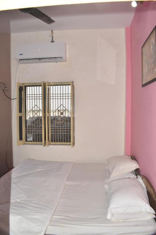 Om Rest House Hotell Varanasi Exteriör bild