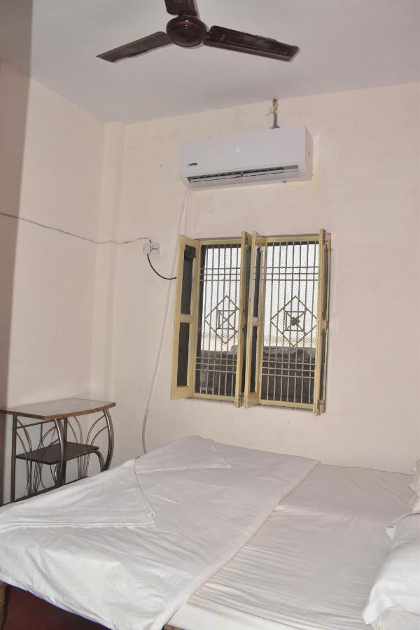 Om Rest House Hotell Varanasi Exteriör bild