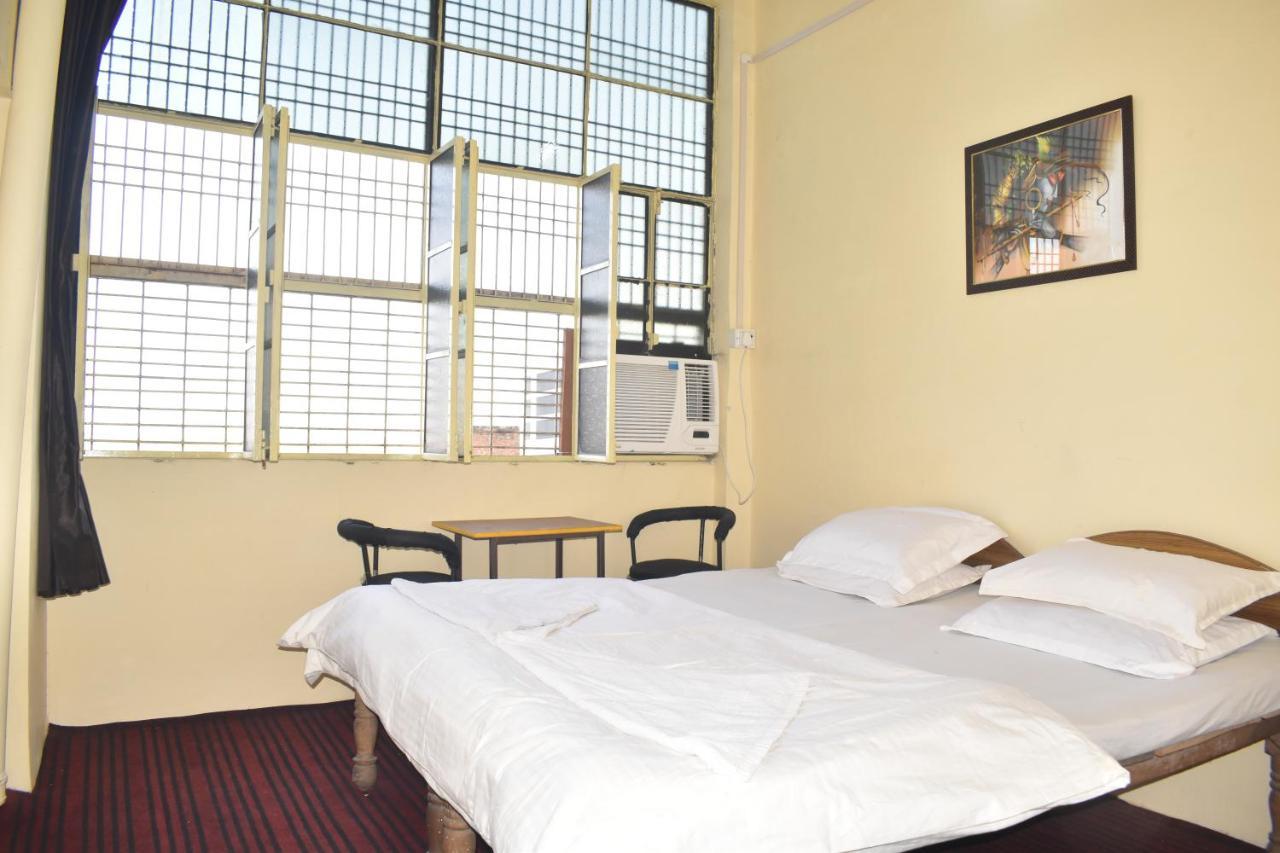Om Rest House Hotell Varanasi Exteriör bild