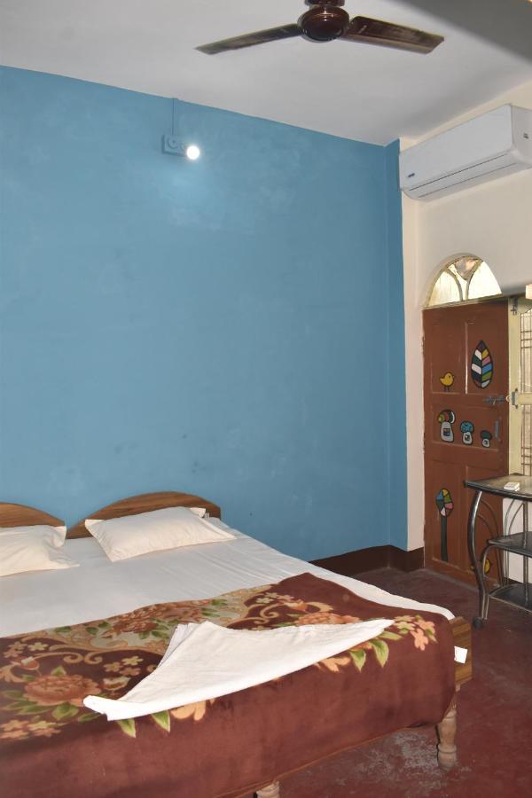 Om Rest House Hotell Varanasi Exteriör bild
